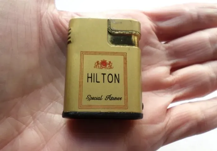 Mini Isqueiro Vintage Hilton - Usado e Sem Fluido - Item de Colecionador  