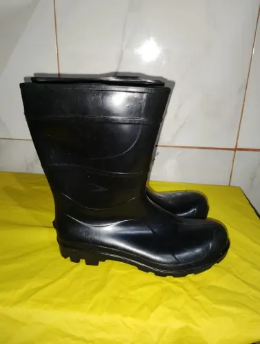 Bota de borracha número 42 duas por 100 reais 50 cada uma