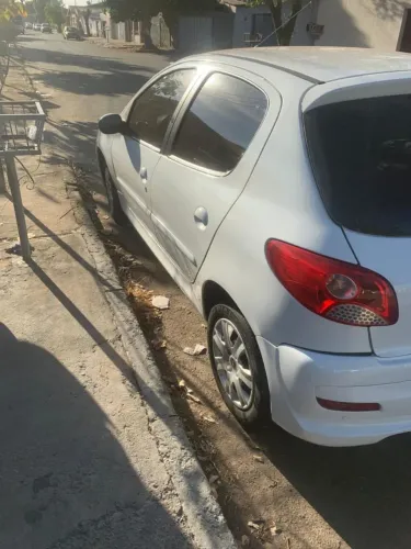 Peugeot 207 Active 1.4 Flex 8V 5P 2014