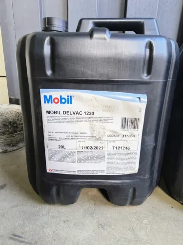 Óleo Móbil Delvac 1230 para caminhões e maquinas agrícolas.