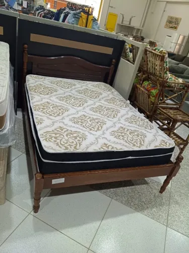 CAMA DE MADEIRA E COLCHÃO CASAL