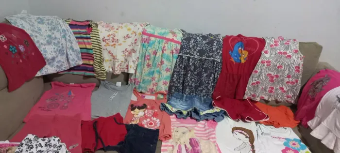 Lote com 50 peças de roupas de menina tamanho 6
