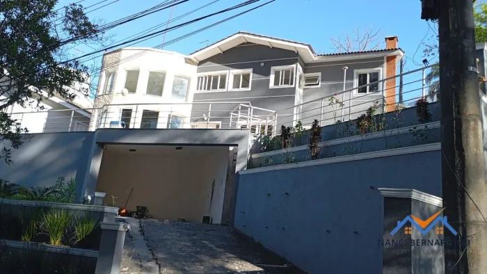 Casa com vista para o lago a venda em condominio fechado de Aruja, confira!