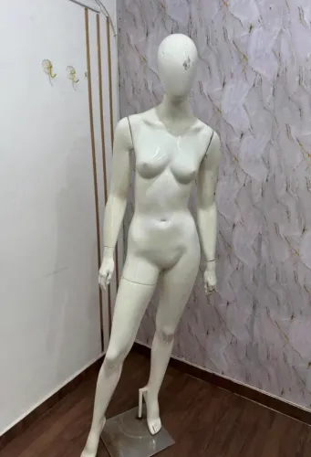 Manequim Branco Fibra
