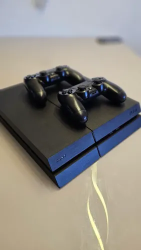 PS4 2 MANETES COM FIFA26