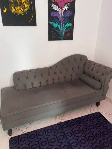 Divã Cinza em Suede com Encosto Capitonê e Almofada Rolo