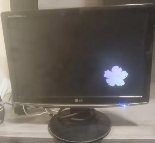 VENDE-SE MONITOR COMPUTADOR LG, TOMADA 3 PINOS.
