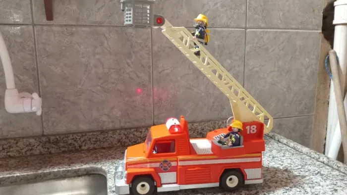 PLAYMOBIL BOMBEIRO CAMINHÃO - COM LUZ E SOM - COLECIONE.