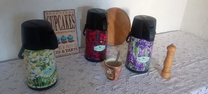 Conjunto de GARRAFAS TERMICAS decoradas.