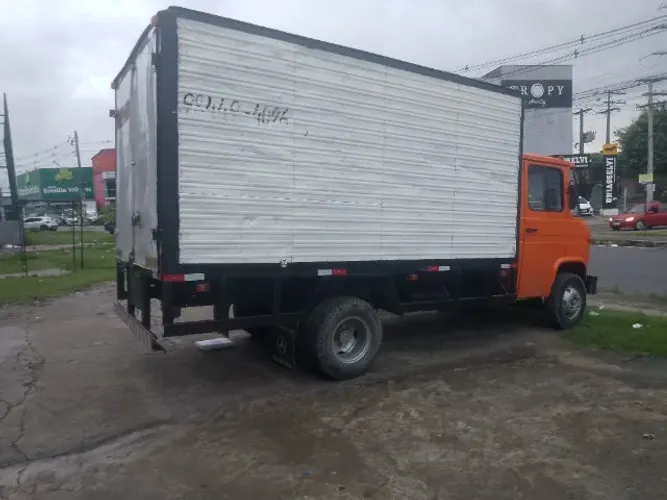 Vende-se esse caminhão baú com freio a ar 3 direção hidráulica 
