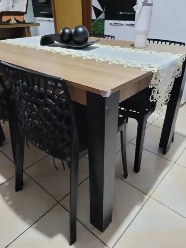 Mesa de jantar sem as cadeiras só a mesa