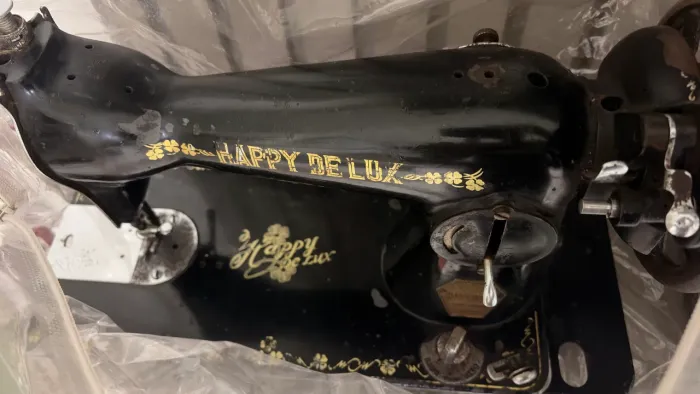 Máquina de costura antiga marca happy