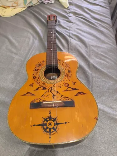 Violão faltando cordas giannini