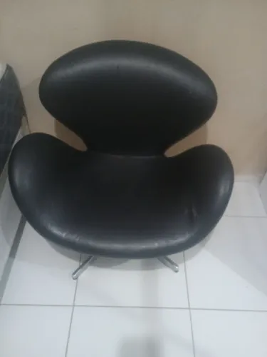 Poltrona com pés de inox 