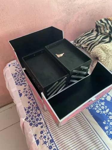 Vende-se mala de maquiagem.