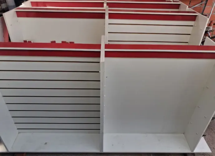 Gôndolas (pratileiras ) para comércio possui todos as prateleiras de vidro