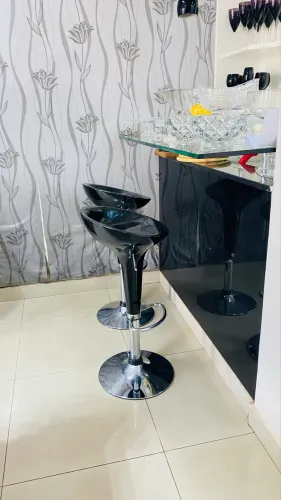2 Banquetas Altas Pretas Reguláveis - Modernas e Sofisticadas
