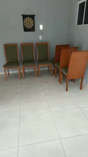 Conjunto com 6 cadeiras de madeira maciça de jantar