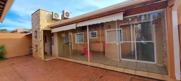 Casa em Condomínio Fechado à Venda de 03 Quartos sendo 01 Suíte no Bairro Recreio das Acác