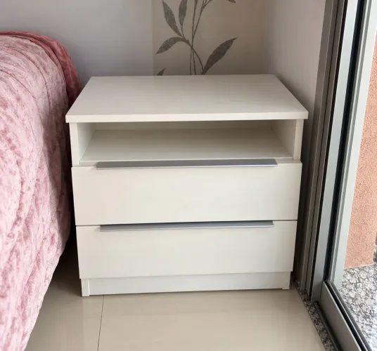 Mesa de Cabeceira Branca com 2 Gavetas e Nicho