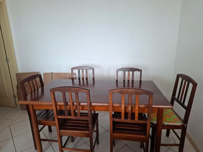 Mesa de madeira maciça com 6 cadeiras