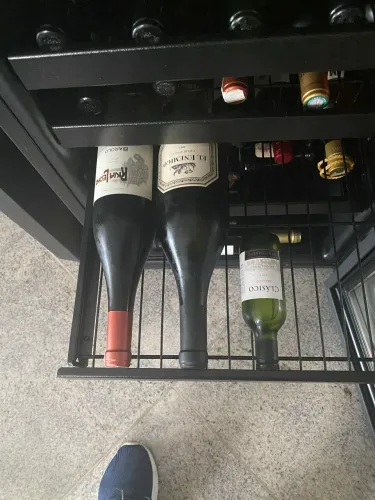 Adega Art des Caves de 30 garrafas com 20 garrafas diverças