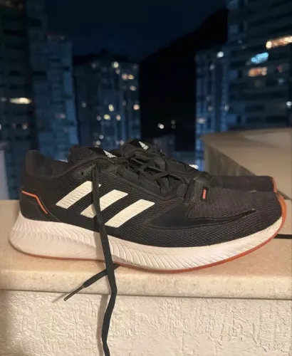 Tênis adidas