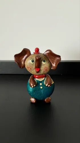 Elefante decorativo com roupa de palhaço