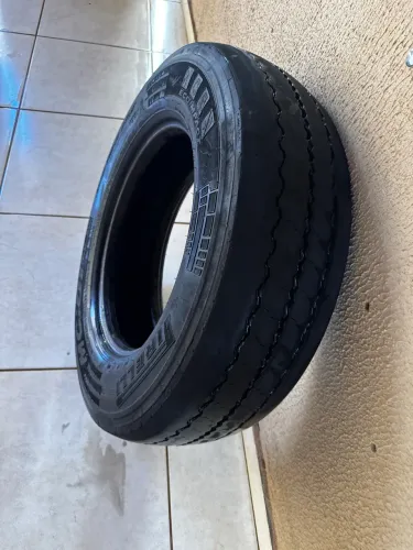 Pneu Pirelli 215 | 75 r17.5 (nunca recapado)