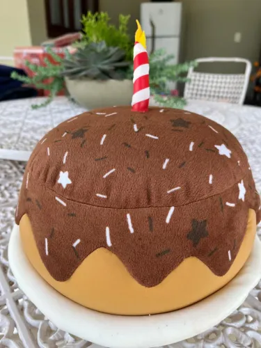 brinquedo de pelúcia em forma de bolo de aniversário Squishmallow