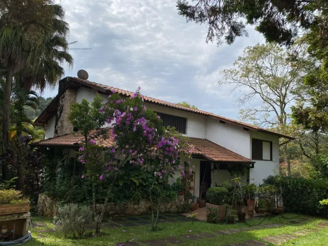 Casa em condomínio em Granja Viana - Charmosa em Meio à Natureza com Vista Panorâmica e La