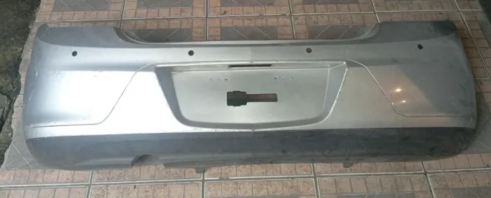 Para-choque traseiro Chevrolet Onix Hatch 13/15 com detalhe