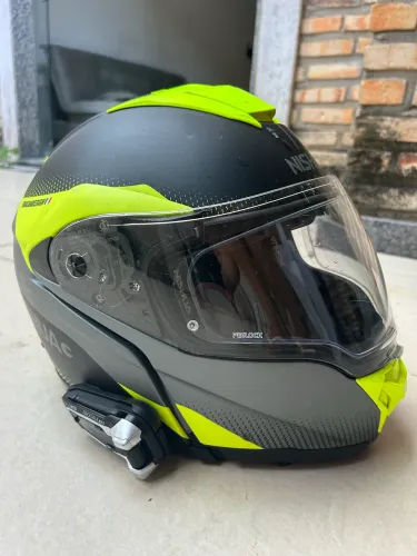 Capacete semiautomático com dupla viseira solar e sistema de áudio instalado