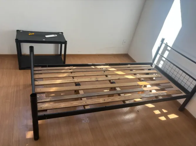 Cama de solteiro estrutura metálica
