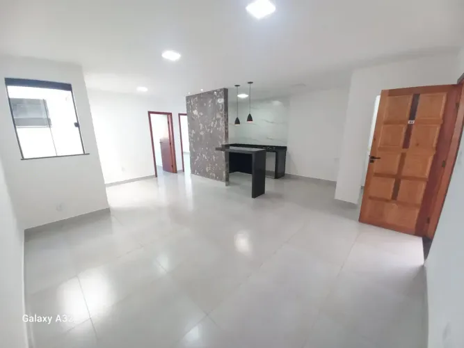 NOVO PORTINHO - Apto Amplo - Sl - 2 Quartos - Sobe 1 Lance de Escada - Exc. Localização