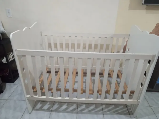 Berço de bebê  + colchão 