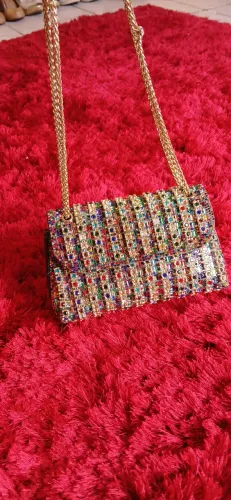 Bolsa Com Pedrarias e Alça Dourada Clube Divas.