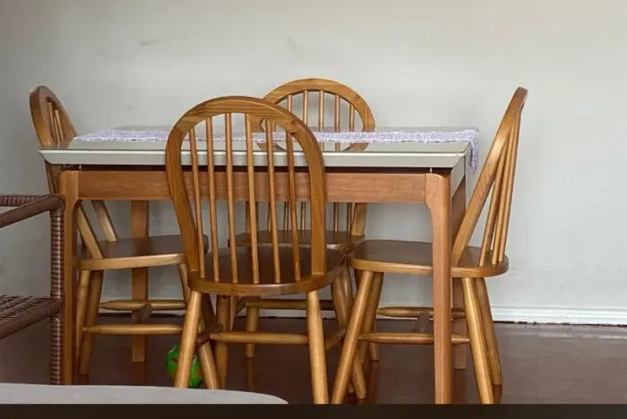 VENDO MESA EM MADEIRA 