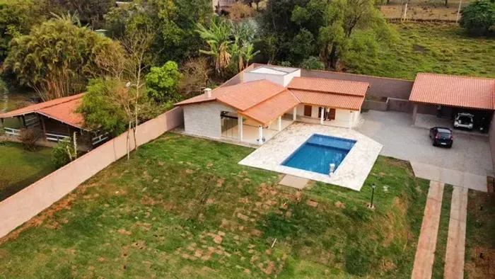 Casa à venda no Condomínio Náutico em Piracaia - SP.