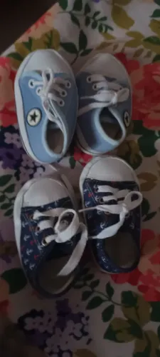 Combo com 2 pares de sapatinhos masculinos infantis numero 19/20.