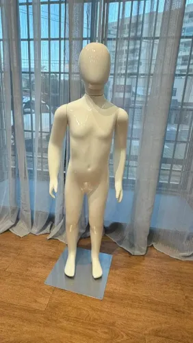 Manequin infantil branco.