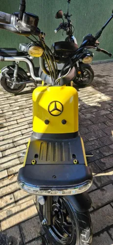 Autopropelido elétrico Bee U1 moto elétrica caracterizada Mercedes