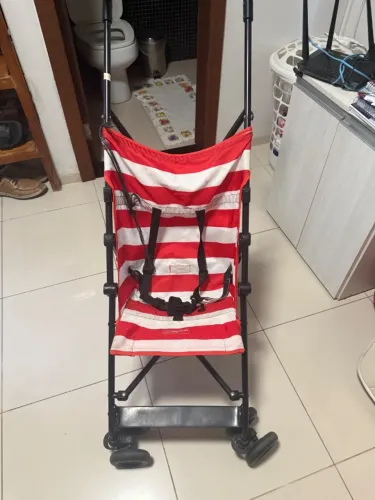 Carrinho de bebê modelo guarda chuva 