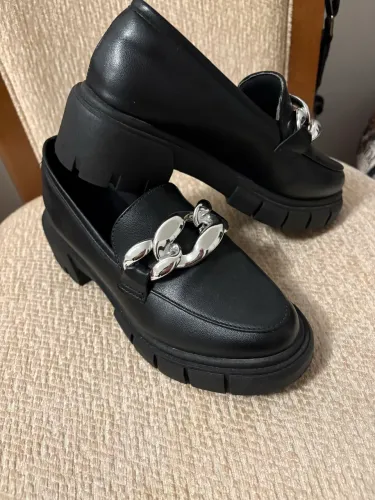 Sapato tratorado preto tamanho 34