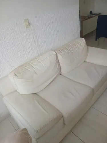 Sofá 3 lugares acompanha pufs