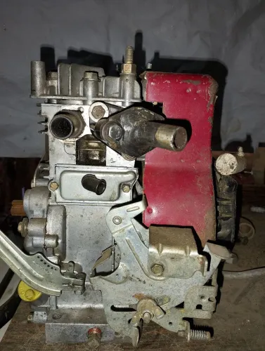 Motor estacionário 3,5 Hp no estado sem carburador motor funcionando 