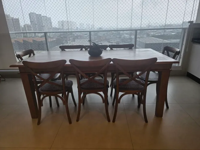 Mesa em madeira maciça com 8 cadeiras