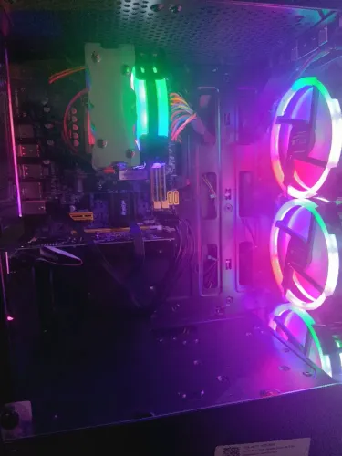 Pc gamer, acompanha o monitor e os cabos pra ligar, (não acompanha teclado nem mouse)