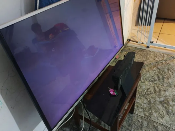 Smart TV LG 43 PL, com defeito no display 