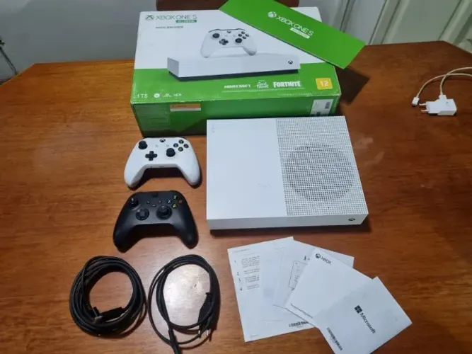 BARBADA Xbox One S + 2 controles + Cabo e caixa COMPLETO USADO 3 MESES